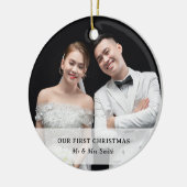 カスタム写真と名前付きの初めてのクリスマス Mr. & Mrs セラミックオーナメント (左)