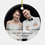 カスタム写真と名前付きの初めてのクリスマス Mr. & Mrs セラミックオーナメント (裏面)