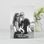 カスタム写真と大きなモノグラム日付を保存 招待状 (スタンド正面)