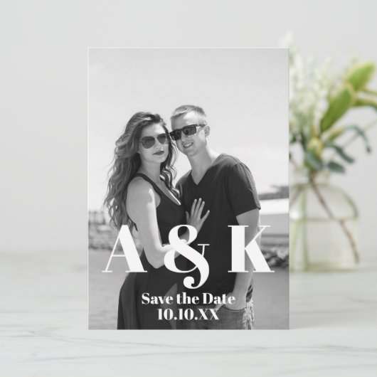 カスタム写真と大きなモノグラム日付を保存 招待状 (スタンド正面)