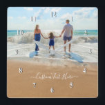 カスタム写真と文字の壁掛け自分のデザイン  スクエア壁時計<br><div class="desc">カスタムの写真と文字-ユニーク独自のデザイン – 家族パーソナライズされた、友人、個人の贈り物 – テキストと写真を追加 – カスタマイズツールを使用して要素のサイズを変更し、移動！</div>