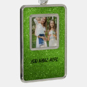 カスタム写真と文字グリーングリッター シルバープレートフレームオーナメント (右)