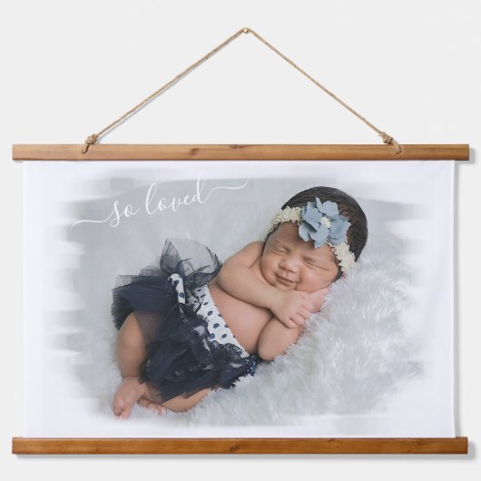 カスタム写真テンプレートをパーソナライズする愛された文字 吊り下げ型タペストリー (正面)