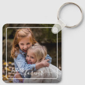 カスタム写真テンプレートパーソナライズされたシスターズフォーエバー キーホルダー (裏面)