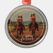 カスタム写真テンプレートパーソナライズされたシスターズフォーエバー メタルオーナメント (正面)