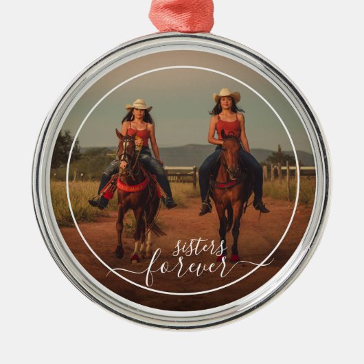 カスタム写真テンプレートパーソナライズされたシスターズフォーエバー メタルオーナメント (正面)