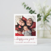 カスタム写真ハッピーニューイヤー暗赤色スクリプト シーズンポストカード (スタンド正面)