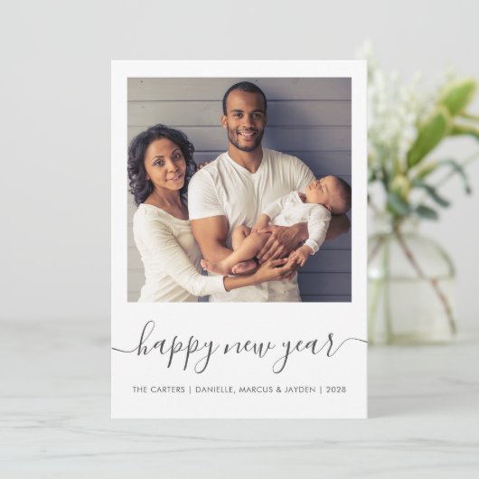 カスタム写真ハッピー新年グレースクリプトミニマリスト シーズンカード (スタンド正面)