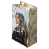 カスタム写真文字金ゴールドユニーク誕生日 スモールペーパーバッグ (裏面アングル)