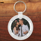 カスタム写真新婚カップル名Est Date 結婚's キーホルダー (正面)