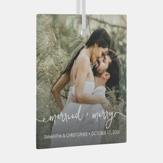 カスタム写真結婚したとメリー初めてのクリスマス ガラスオーナメント (正面右)