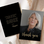 カスタム写真70th Birthday Party サンキューカード<br><div class="desc">この70歳の誕生日の招待状の前には、金ゴールド色の書道台本を重ねた感謝してい「ああ」という言葉が付いたオナーの写真がエレガント飾られている。暗い画面が救済文字ポップ・アートのだ。個人カスタマイズメッセージを金ゴールドカラーのsans serifフォントで表示し、スクリプトで名前を黒い背景で表示する裏側。</div>
