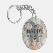 カスタム写真「このパパが属する」 |パパ キーホルダー (正面左)