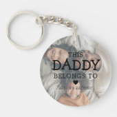 カスタム写真「このパパが属する」 |パパ キーホルダー (正面)