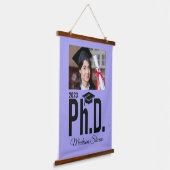 カスタム写真、名前、年、色Ph.D 吊り下げ型タペストリー (傾斜あり)