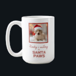 カスタム写真 – Christmas Dog Santa Paws コーヒーマグカップ<br><div class="desc">誰が一番可愛い犬かお前だ！このクリスマスのデザインと休日の応援を広げカスタマイズ、あなたの毛皮の友人の写真と。フェスティバル赤タイポグラフィ雪の白の背景。言葉： "準備 サンタの足を待っている"。</div>