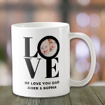 カスタム写真We Love Youパパ父の日 コーヒーマグカップ<br><div class="desc">この私たちはあなたを愛するパパフォトマグは黒い飾タイポグラフィのLOVEという言葉と共はっきりしたにある。写真と名前で簡単にカスタマイズ。父の日素晴らしの贈り物を作る。</div>