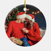 カスタム初めてのクリスマス婚約した2025写真ホリデー セラミックオーナメント (裏面)