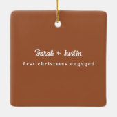 カスタム初めてのクリスマス対婚約した写真 セラミックオーナメント (裏面)