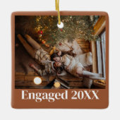 カスタム初めてのクリスマス対婚約した写真 セラミックオーナメント (正面)