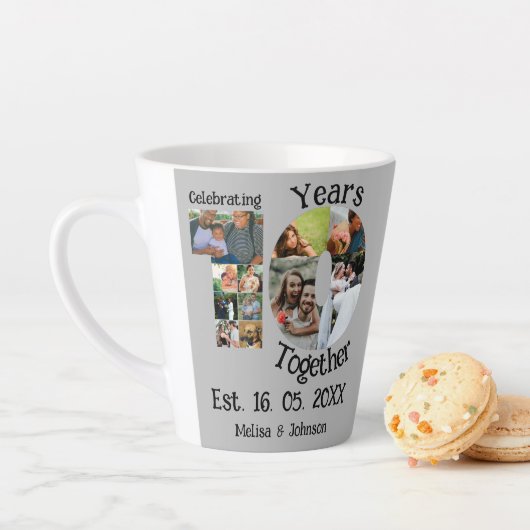 カスタム創立10周年記念11写真結婚コラージュ カフェラテマグ (インサイチュ)