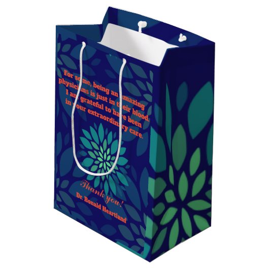 カスタム医師ありがとう。名前とメッセージ ミディアムペーパーバッグ (裏面アングル)
