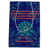 カスタム医師ありがとう。名前とメッセージ ミディアムペーパーバッグ (裏面)