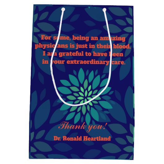 カスタム医師ありがとう。名前とメッセージ ミディアムペーパーバッグ (裏面)