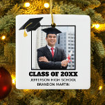 カスタム卒業シニアポートレート写真2024クラス セラミックオーナメント<br><div class="desc">このカスタムのシニア卒業生のクリスマス装飾は、ブラックのグラッドキャップの下にあなたの卒業写真を特色とする。卒業生への贈り物としてクラスの年、学校、素晴らし名前でパーソナライズ。</div>