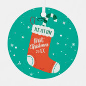 カスタム可愛いストッキングベビーの初めてのクリスマス メタルオーナメント (正面)