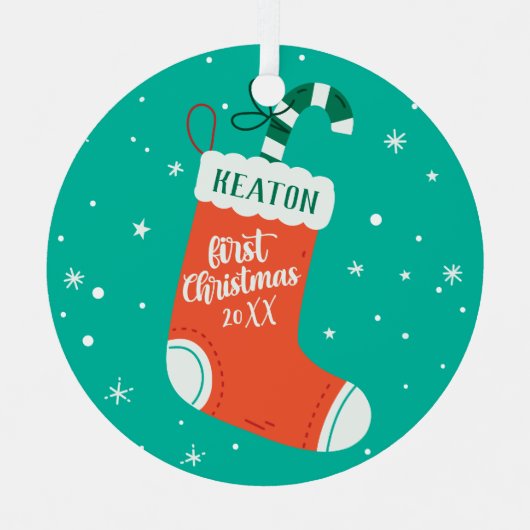 カスタム可愛いストッキングベビーの初めてのクリスマス メタルオーナメント (正面)