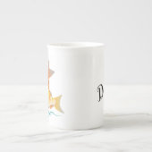 カスタム名パーソナライズされた金魚コーヒーマグ ボーンチャイナマグカップ (正面)