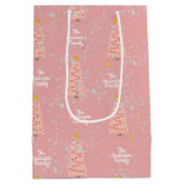 カスタム名桃色のクリスマスツリーモダン ミディアムペーパーバッグ (裏面)