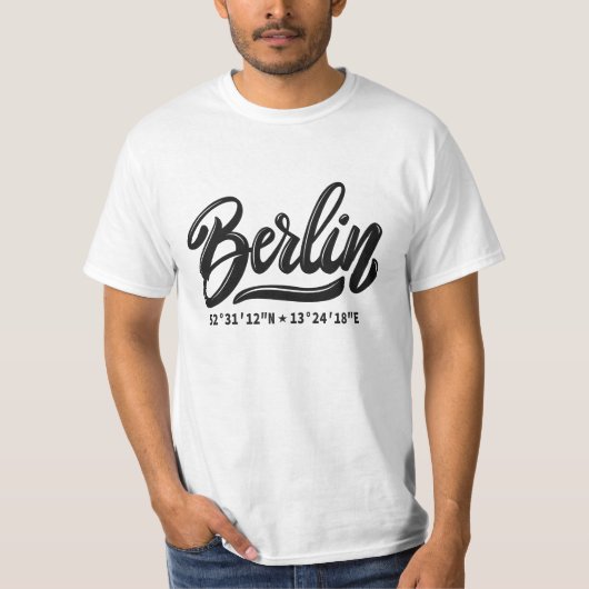 カスタム名/テキスト ベルリン ドイツ 座標 Tシャツ (正面)