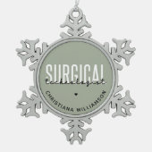 カスタム名 外科手術技術者 医療・外科手術技術者 スノーフレークピューターオーナメント (正面)