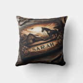 カスタム夕暮れ時の馬と納屋の木彫り クッション (裏面)