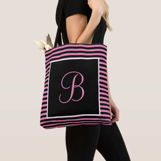 カスタム大イニシャルピンクと黒ストライプの トートバッグ (クローズアップ)