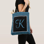 カスタム大イニシャルブルーとブラックストライプの トートバッグ (クローズアップ)