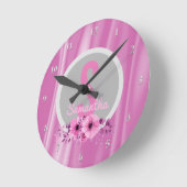 カスタム女の子の名前ピンクガーリーフラワーサテン ラウンド壁時計