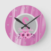 カスタム女の子の名前ピンクガーリーフラワーサテン ラウンド壁時計 (正面)