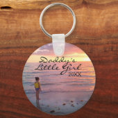 カスタム娘フォトダディス小さな女の子スクリプト キーホルダー (正面)