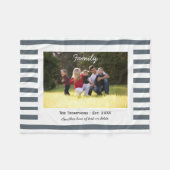 カスタム家族の写真セット。グレーと白のストライプ フリースブランケット (正面(横))