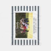 カスタム家族の写真セット。グレーと白のストライプ フリースブランケット (正面)