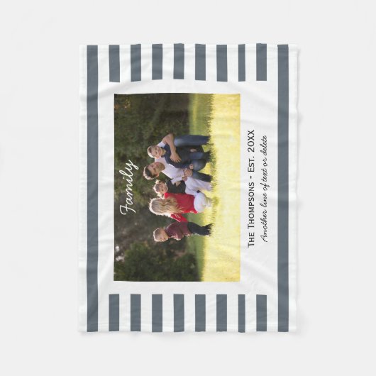 カスタム家族の写真セット。グレーと白のストライプ フリースブランケット (正面)