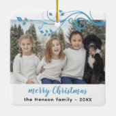 カスタム家族の青い葉メリークリスマスフォト セラミックオーナメント (裏面)