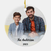 カスタム家族2写真&名前クリスマス2023ギフト セラミックオーナメント (裏面)