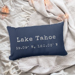 カスタム市座標装飾用クッション |ネイビー ランバークッション<br><div class="desc">あなたの故郷や現在の街に対する愛を私たちのコーディネートカスタムルンバー装飾用クッションで示す。ダークなネイビーの青い枕はタホ湖のために示され、あなたの市名と緯度と経度のアイボリーヴィンテージタイプライターレタリング。表示されたフィールドを使用して市区町村の名前と座標を入力するか、連絡の「このデザイザ」ボタンを使救済用する。新しい家カスタム主のための思慮深い引っ越し祝いパーティーギフトを作るか、または休暇の家に完璧な追加！</div>