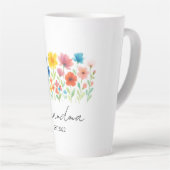 カスタム年 – おばあちゃんワイルドフラワー – カフェラテマグ (右アングル)