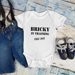 カスタム年「Bricky in Training」 Bricklayerおもしろい ベビーボディスーツ