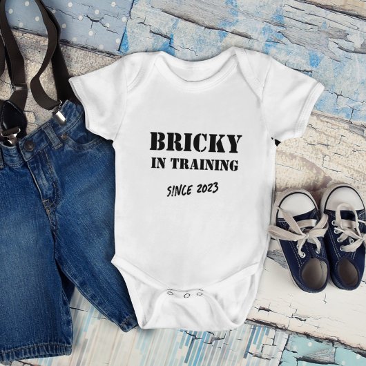 カスタム年「Bricky in Training」 Bricklayerおもしろい ベビーボディスーツ